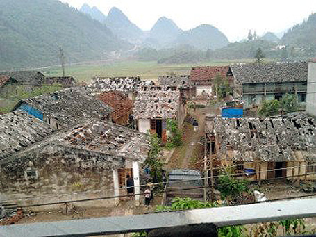 Hàng ngàn ngôi nhà bị mưa đá “bắn” thủng mái
